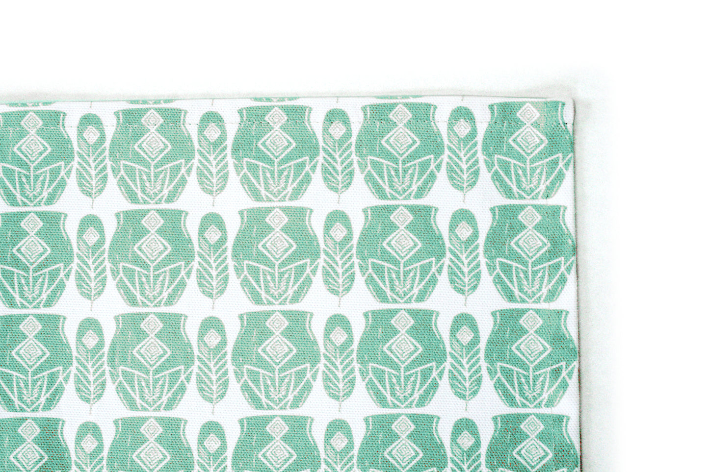 Geometrisk bordslöpare turkos 40×140 - repetitivt turkost och vitt fjäder- och krukmönster på vit bakgrund, detaljbild