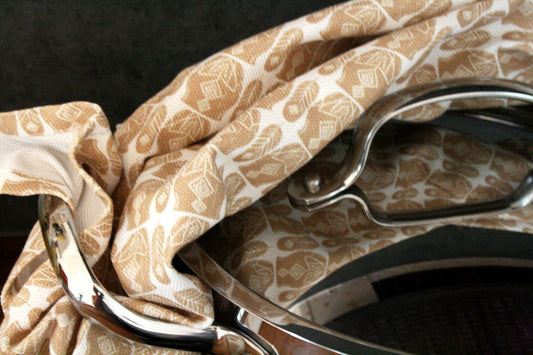 Geometrisk kökshandduk turkos 70×50 - repetitivt turkost och vitt kruk- & fjäder mönster på vit bakgrund, detaljbild med katrull