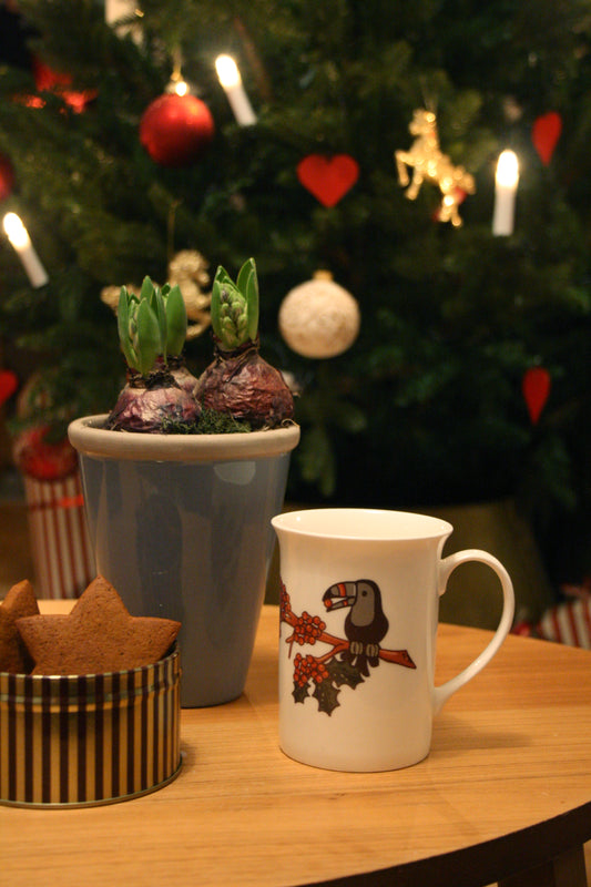 Kaffemugg Rönnbär Porslin Motiv 30cl, miljöbild med pepparkakor & gran