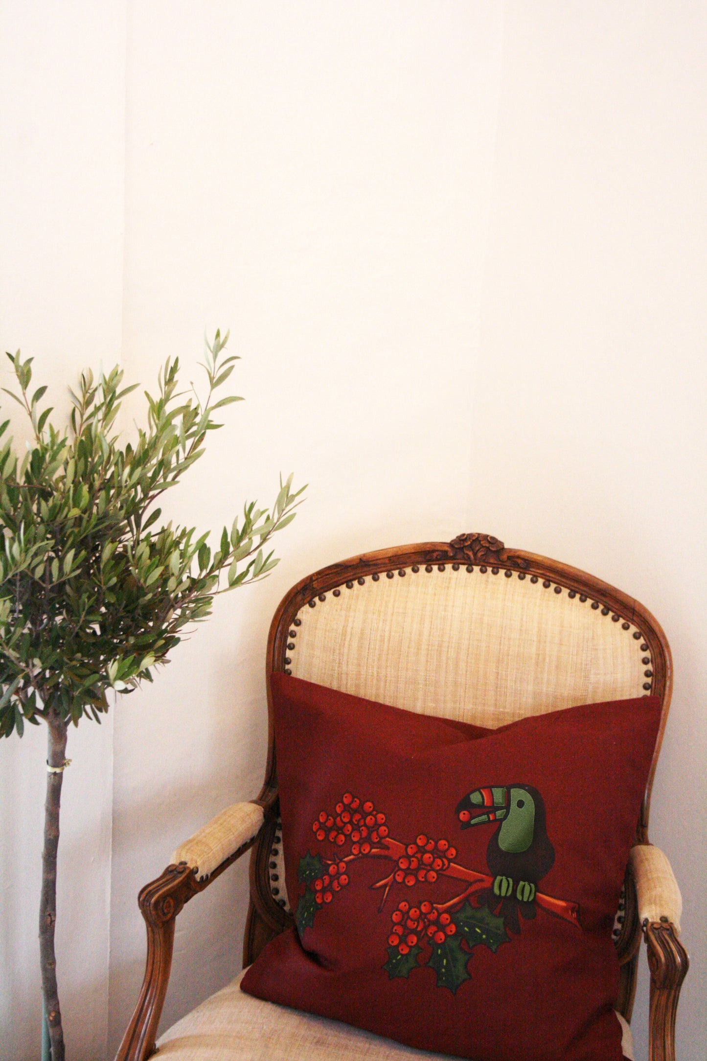 Kuddfodral Rönnbär Linneblandning Burgundy 50x50cm, miljöbild