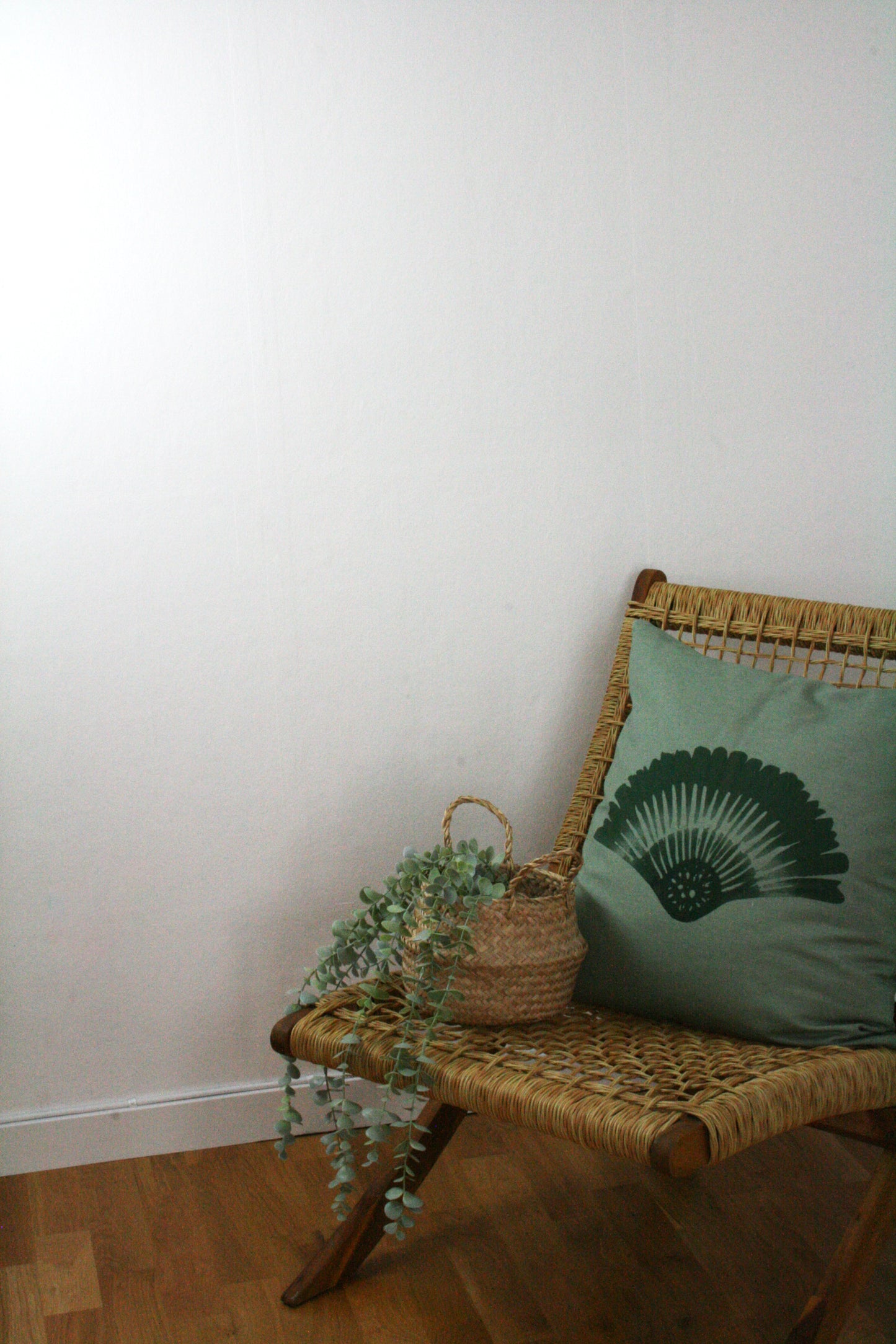 Kuddfodral Solfjäder Linneblandning Salviagrön 50 x 50, miljöbild