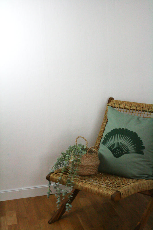 Kuddfodral Solfjäder Linneblandning Salviagrön 50 x 50, miljöbild