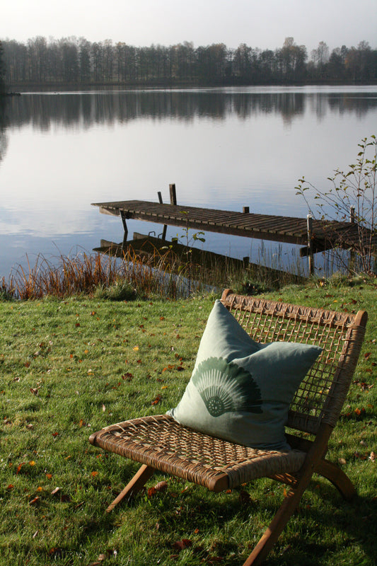 Kuddfodral Solfjäder Linneblandning Salviagrön 50 x 50, miljöbild