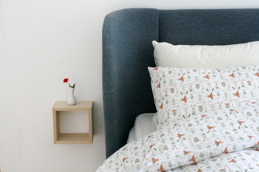 Botaniskt påslakanset satin 210×150 - växter och naturmotiv i salvia-grön och terrakotta på vit botten, miljöbild, närbild