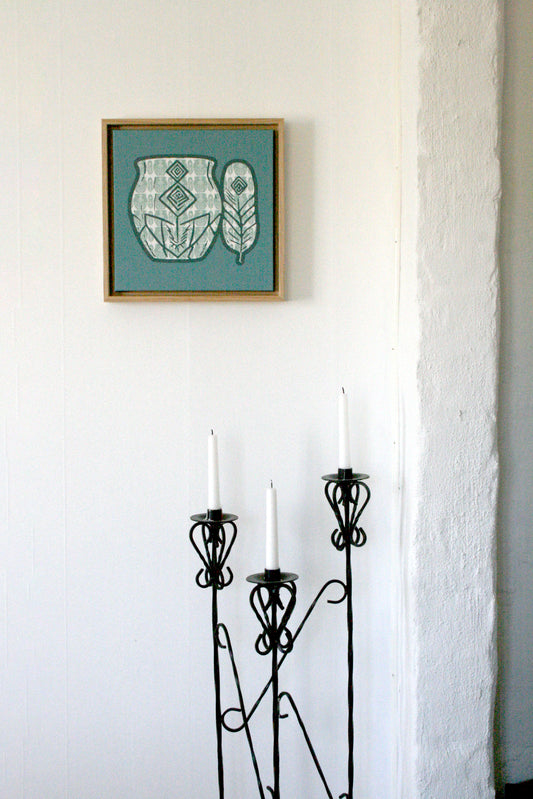 Rytm Canvas Tavla Nordisk med Ekram 30×30 - stiliserade kärl och fjäder i turkos och skogsgrön, inramad modernt print, miljöbild