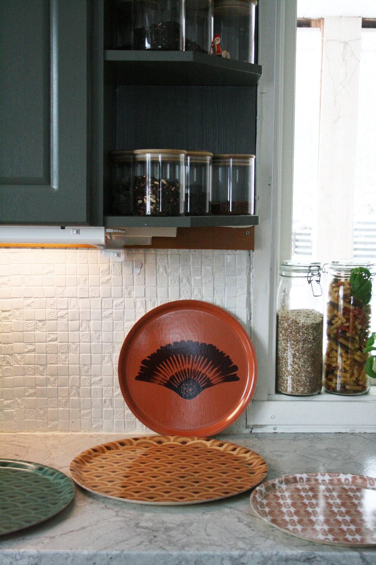 Serveringsbricka Solfjäder Björkfanér Terrakotta 31cm, miljöbild