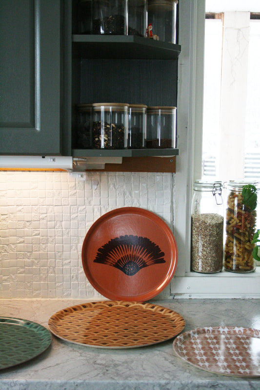 Serveringsbricka Solfjäder Björkfanér Terrakotta 31cm, miljöbild