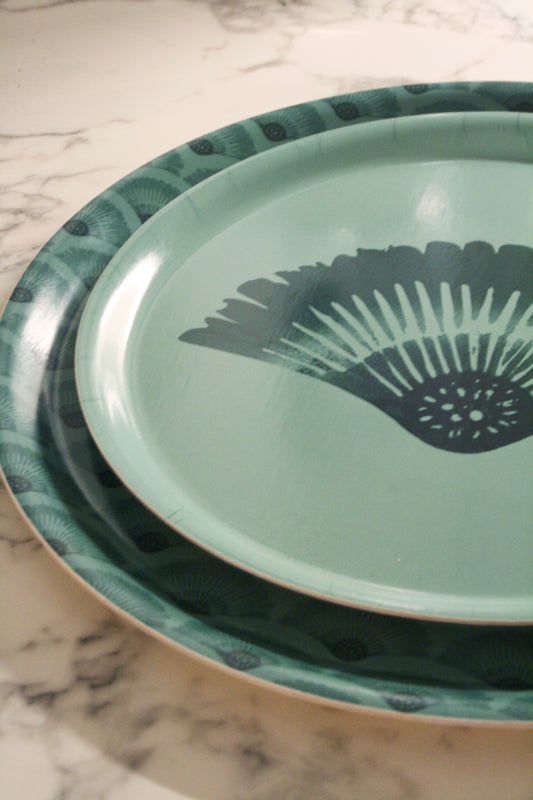 Serveringsbricka Vågor Björkfanér Skogsgrön 38cm & Solfjäder 31cm, detaljbild