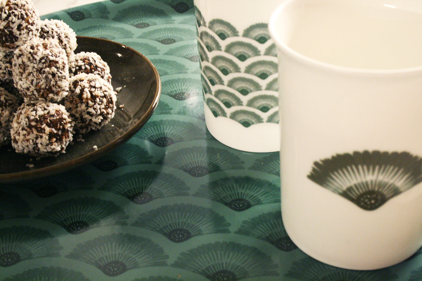 Serveringsbricka Vågor Björkfanér Skogsgrön 38cm, detaljbild