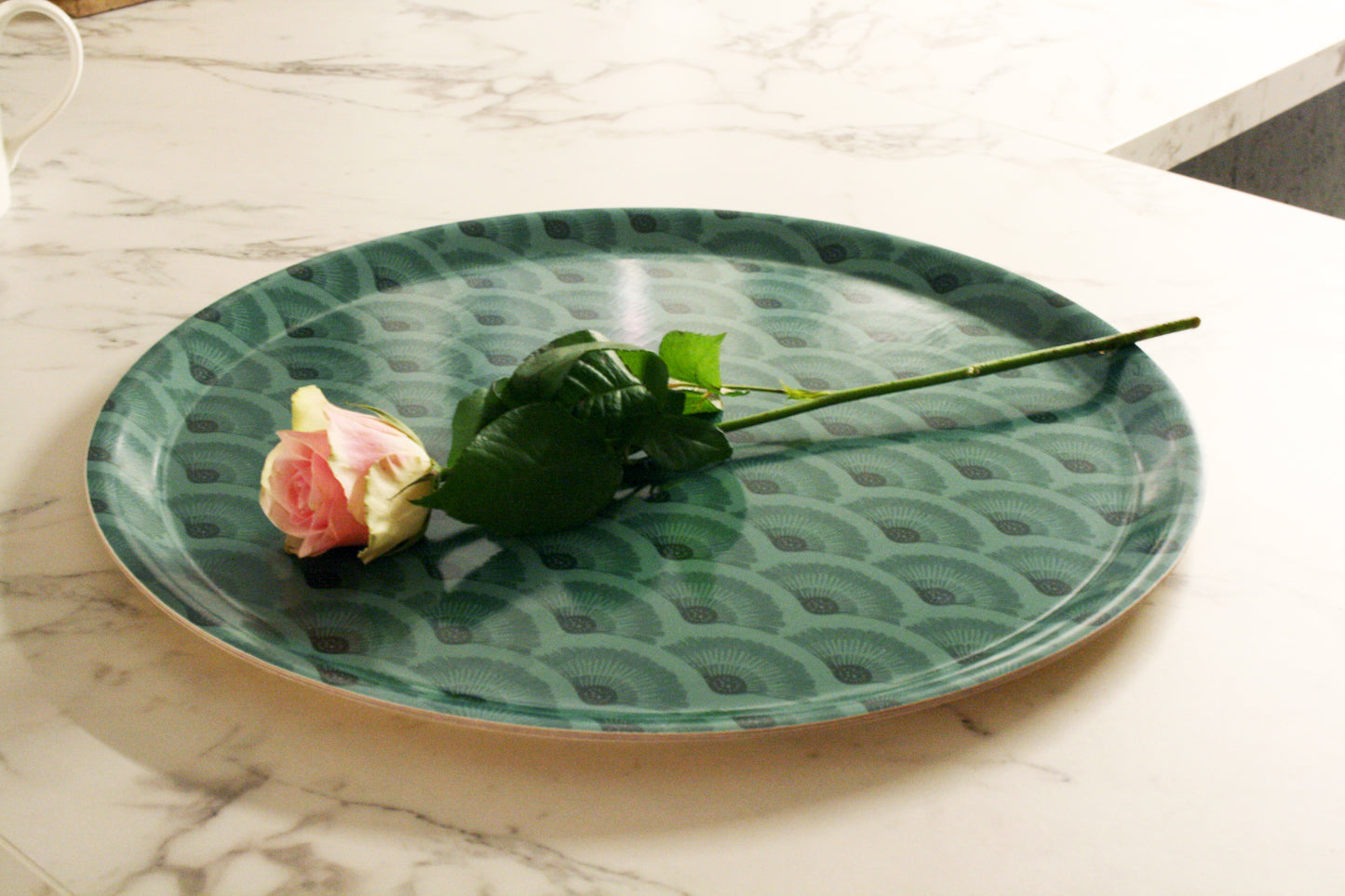 Serveringsbricka Vågor Björkfanér Skogsgrön 38cm, miljöbild