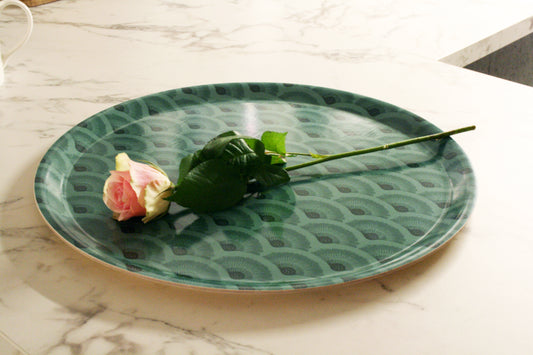 Serveringsbricka Vågor Björkfanér Skogsgrön 38cm, miljöbild