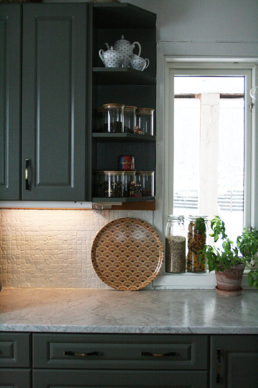 Serveringsbricka Vågor Björkfanér Soft Gold 38cm i grönt kök