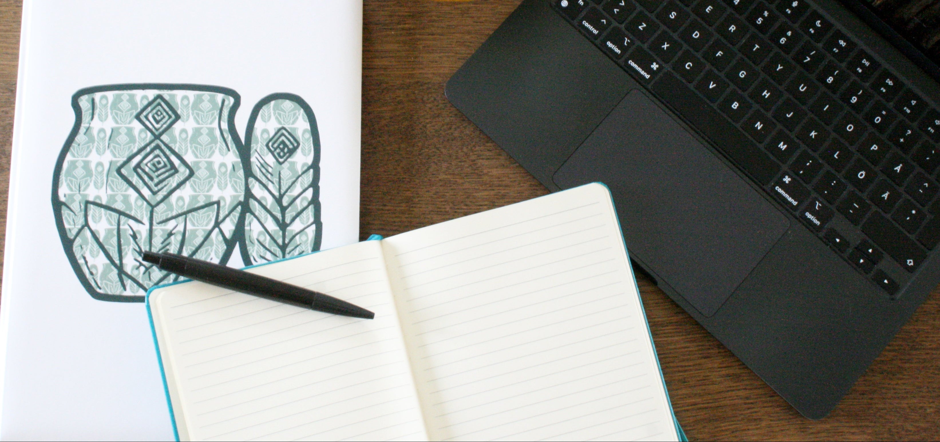 Anteckningsböcker med Toliwa tryck vid dator