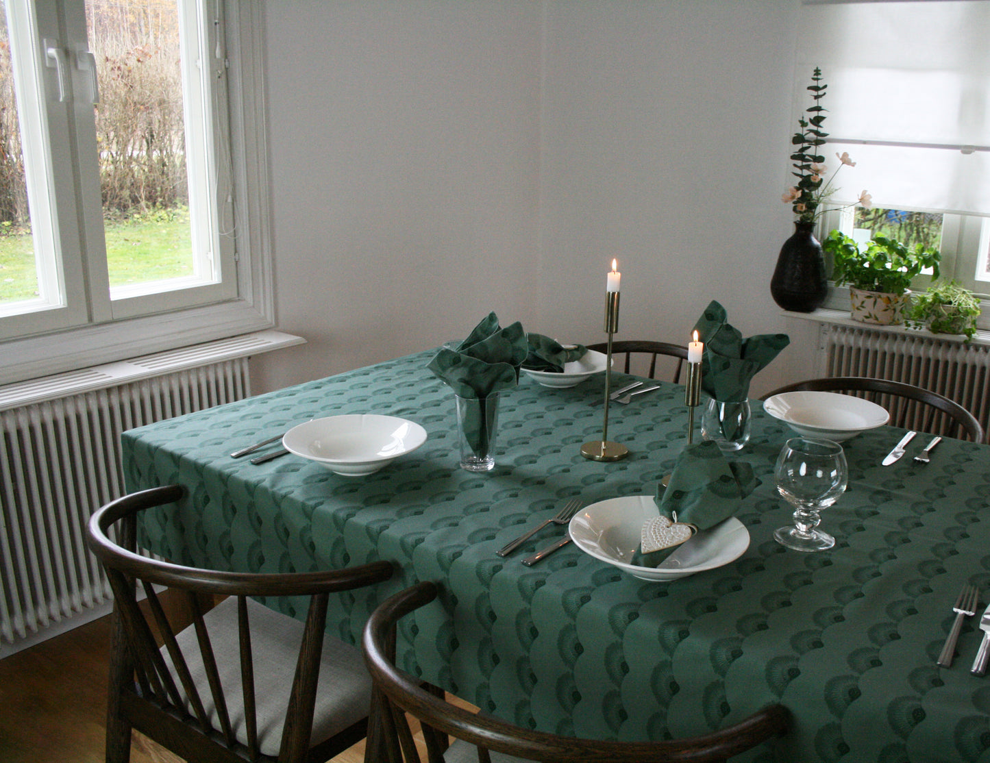 Bordsduk Solfjäder Bomull Skogsgrön 140x200 cm, miljöbild. Dukat bord med bordsduk, tallikar, servetter, glas och bestick