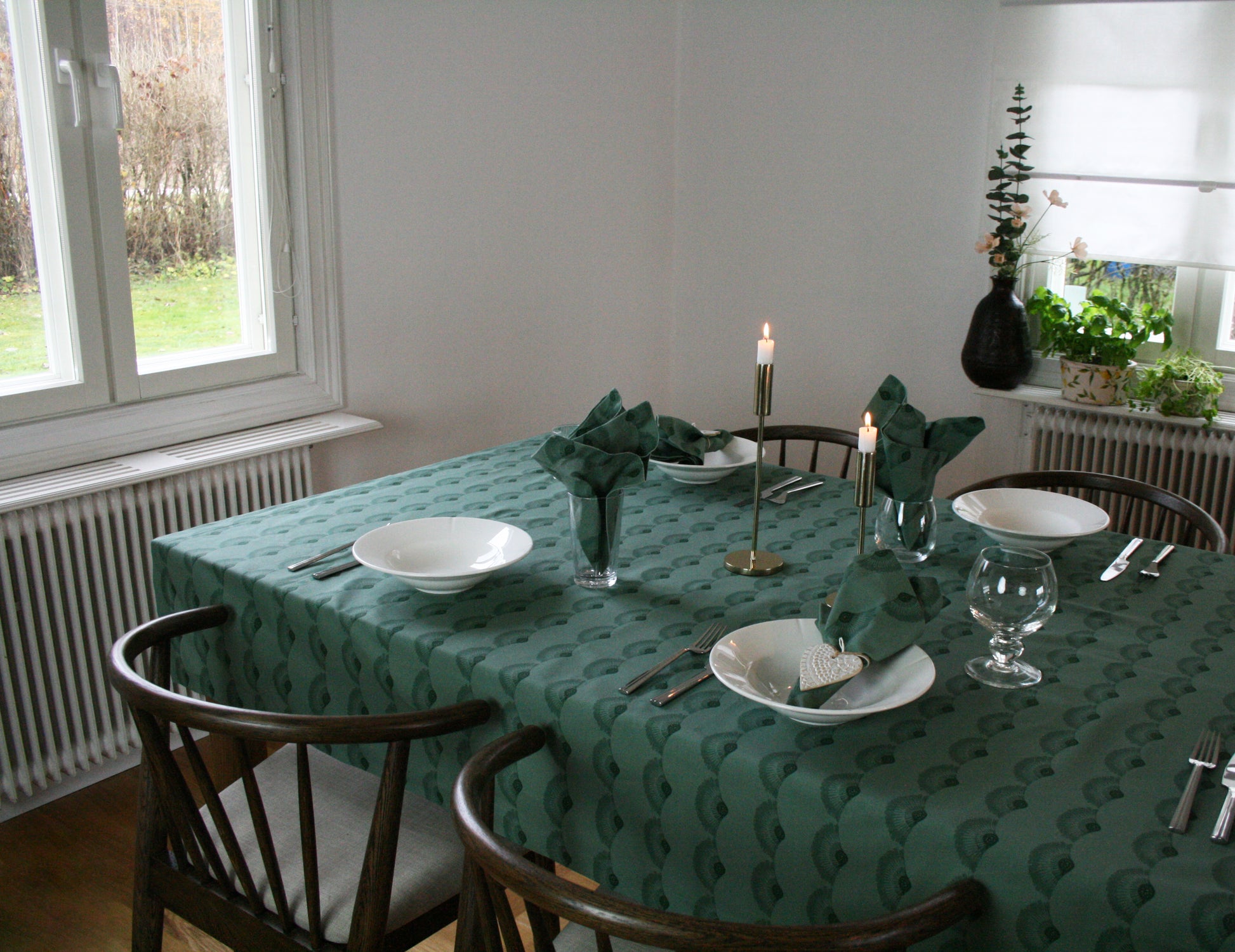 Bordsduk Solfjäder Bomull Skogsgrön 140x200 cm, miljöbild. Dukat bord med bordsduk, tallikar, servetter, glas och bestick