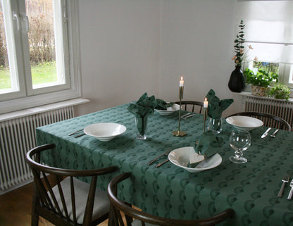 Bordsduk Solfjäder Bomull Skogsgrön 140x200 cm, miljöbild. Dukat bord med bordsduk, tallikar, servetter, glas och bestick