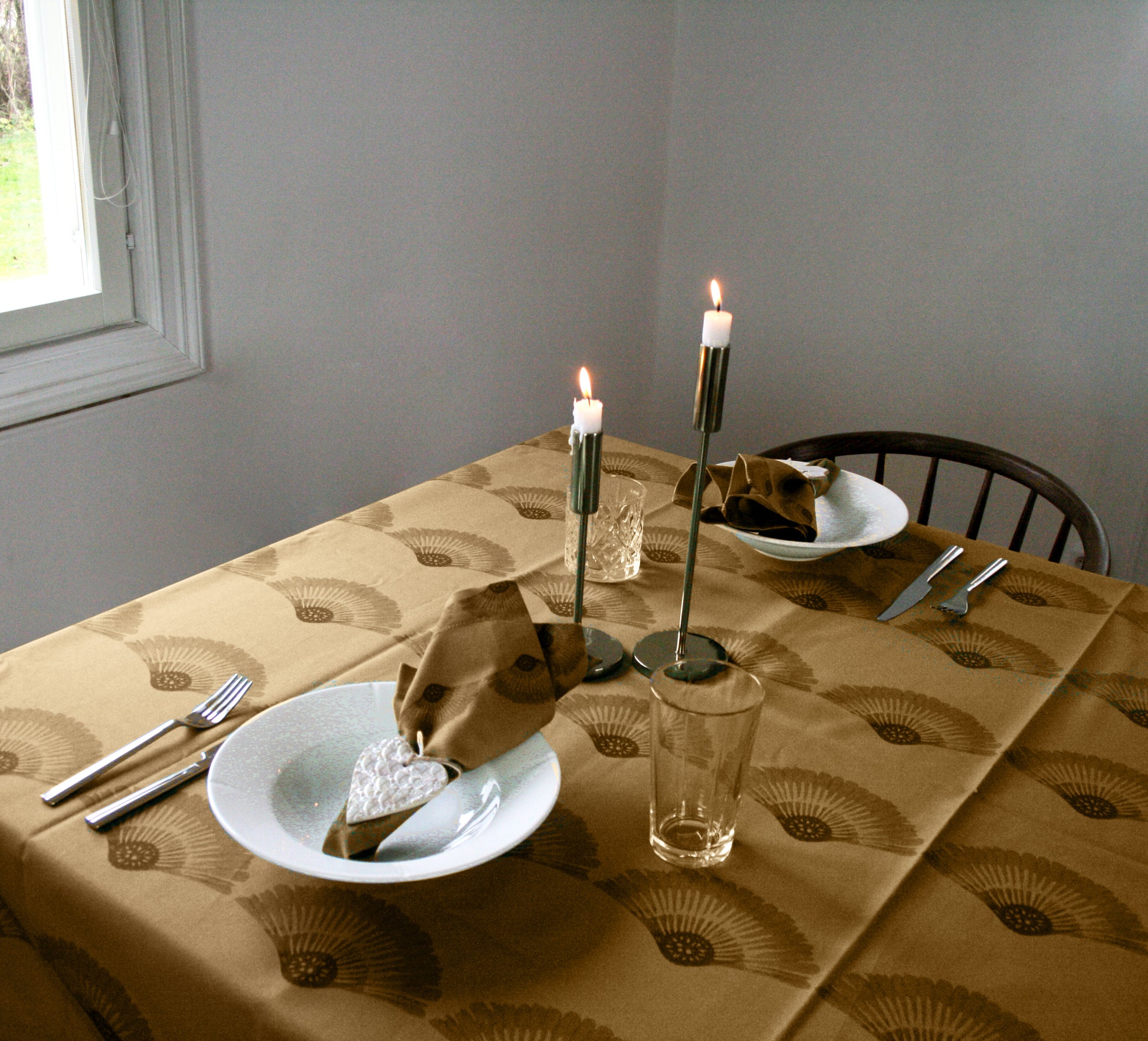 Bordsduk Solfjäder Bomull Soft Gold Stort Mönster 140x200 cm, miljöbild. Dukat bord med bordsduk, servetter och tända ljus.