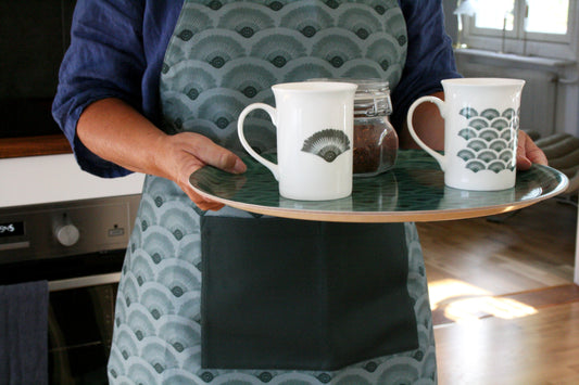 Förkläde Vågor Bomull Skogsgrön, miljöbild med bricka & kaffemuggar