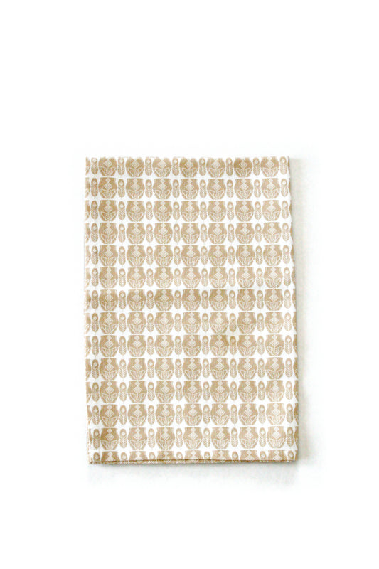 Geometrisk kökshandduk bomull 70×50 - repetitivt beige och vitt kruk & fjäder-mönster på vit bakgrund