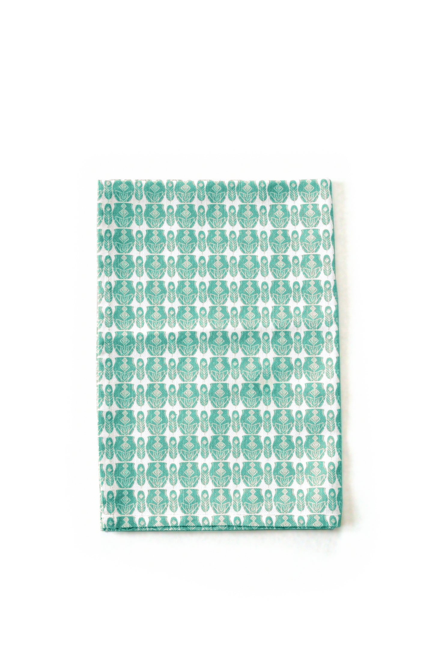 Geometrisk kökshandduk turkos 70×50 - repetitivt turkost och vitt kruk- & fjäder mönster på vit bakgrund