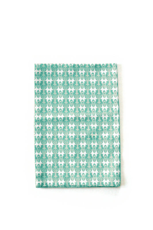 Geometrisk kökshandduk turkos 70×50 - repetitivt turkost och vitt kruk- & fjäder mönster på vit bakgrund