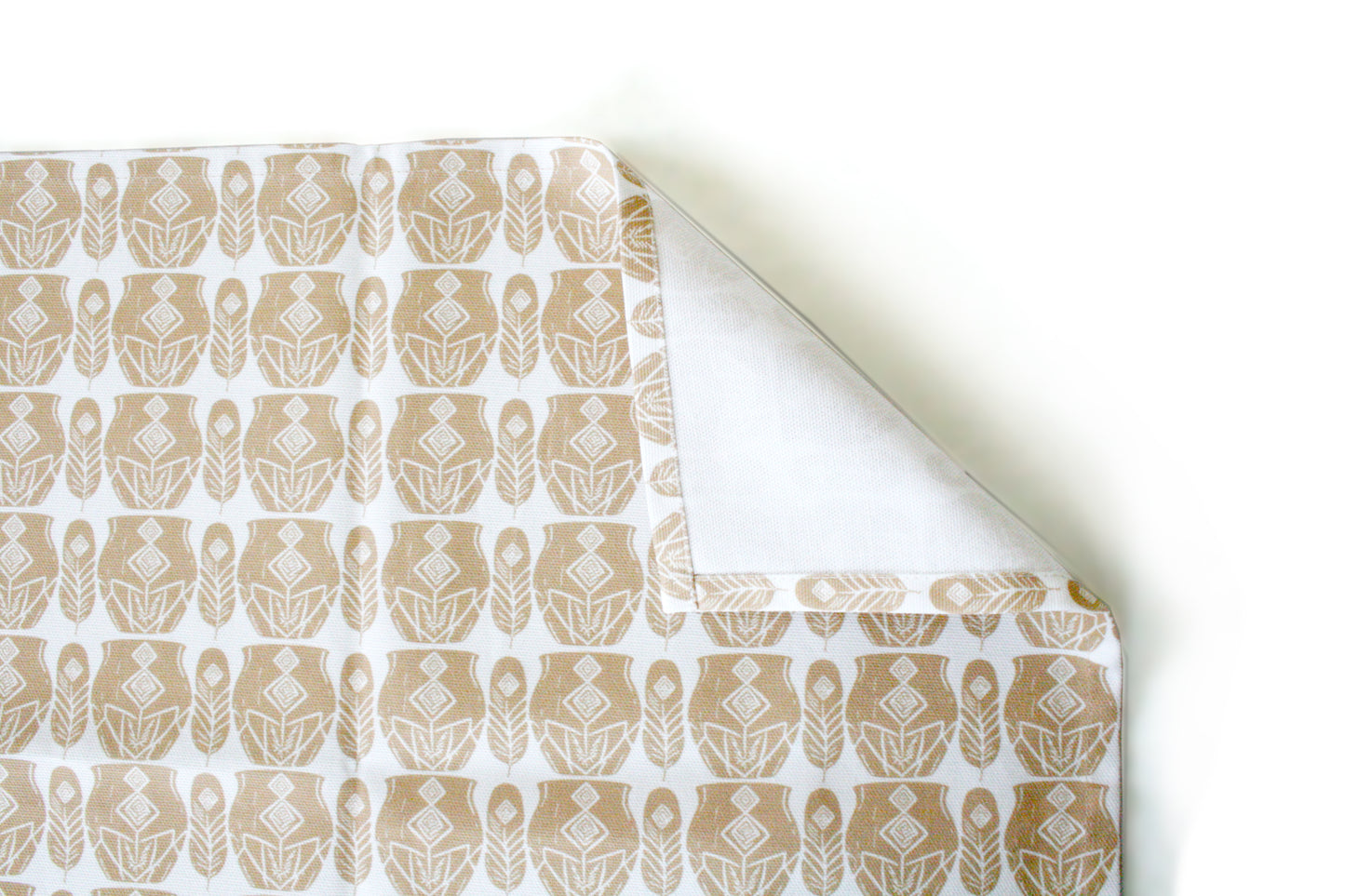 Geometrisk bordslöpare terracotta 40×140 - repetitivt turkost och vitt fjäder- och krukmönster på vit bakgrund, detailjbild