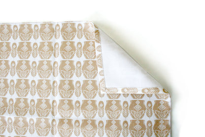 Geometrisk bordslöpare terracotta 40×140 - repetitivt turkost och vitt fjäder- och krukmönster på vit bakgrund, detailjbild