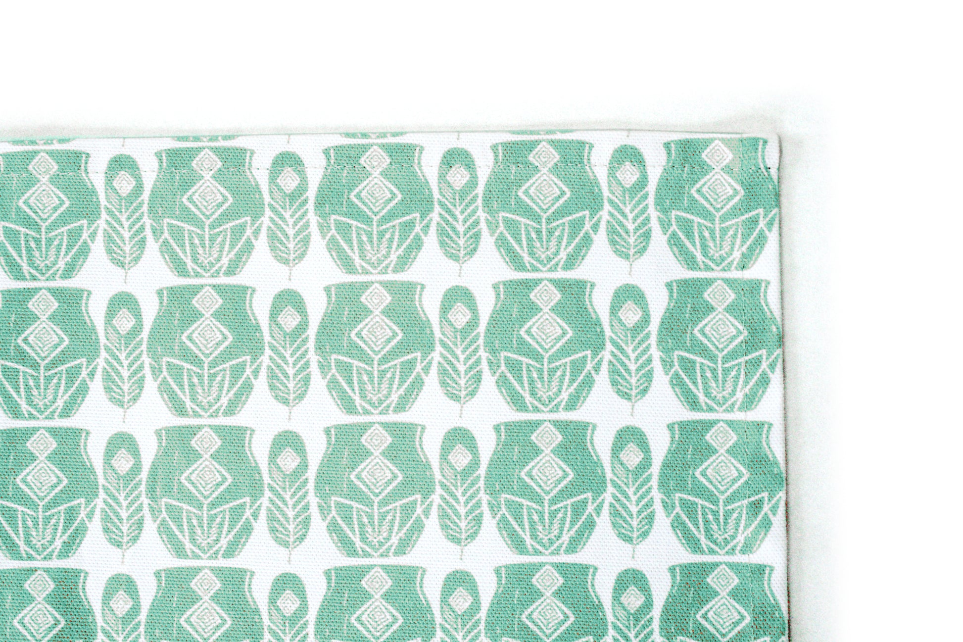 Geometrisk bordslöpare turkos 40×140 - repetitivt turkost och vitt fjäder- och krukmönster på vit bakgrund, detaljbild