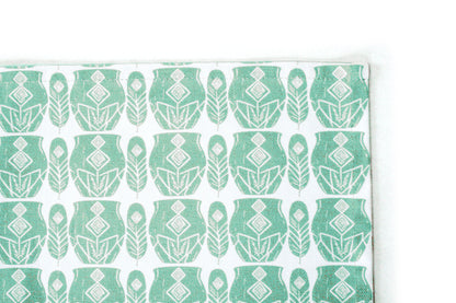 Geometrisk bordslöpare turkos 40×140 - repetitivt turkost och vitt fjäder- och krukmönster på vit bakgrund, detaljbild