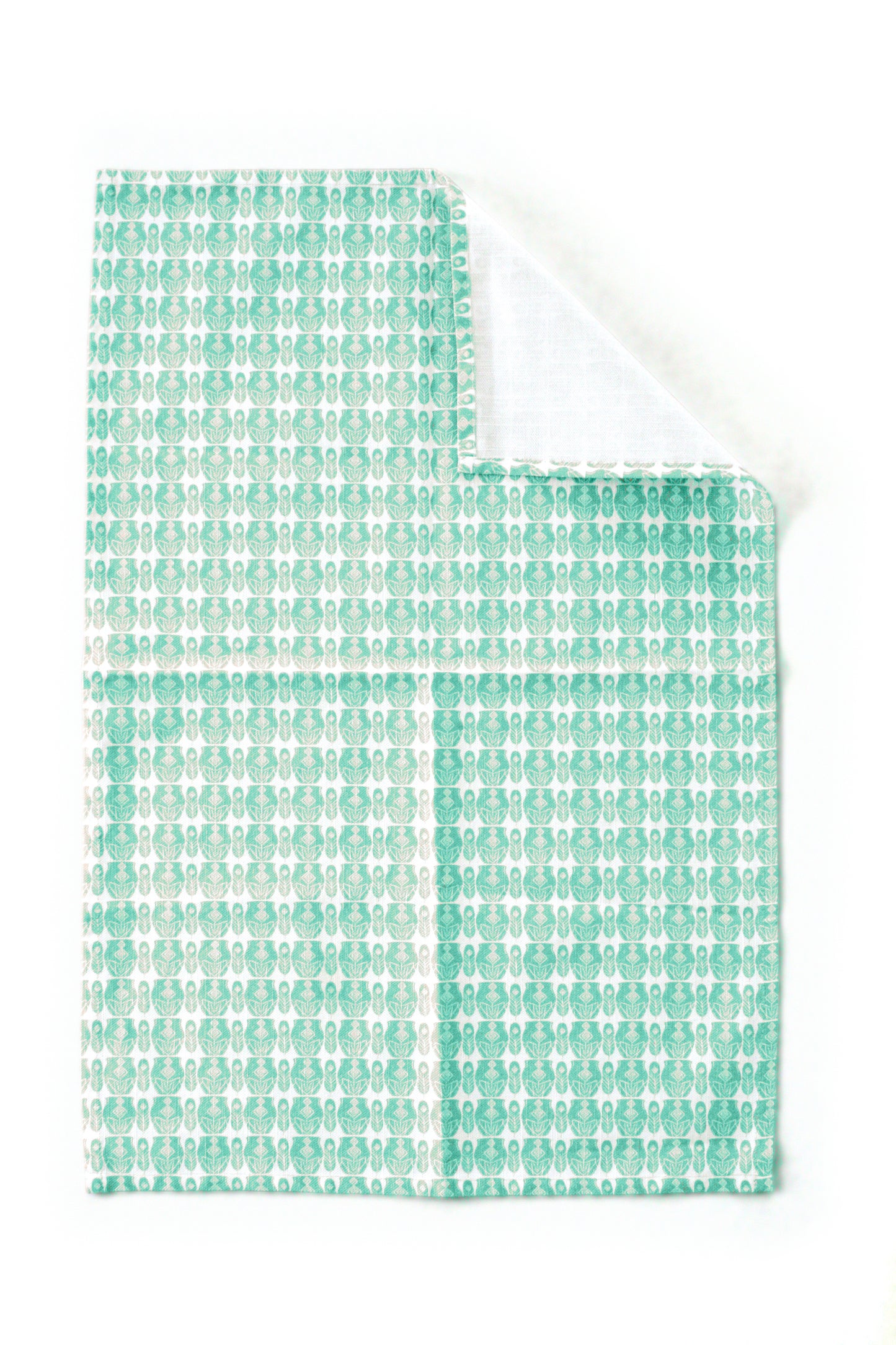 Geometrisk kökshandduk turkos 70×50 - repetitivt turkost och vitt kruk- & fjäder mönster på vit bakgrund, detaljbild