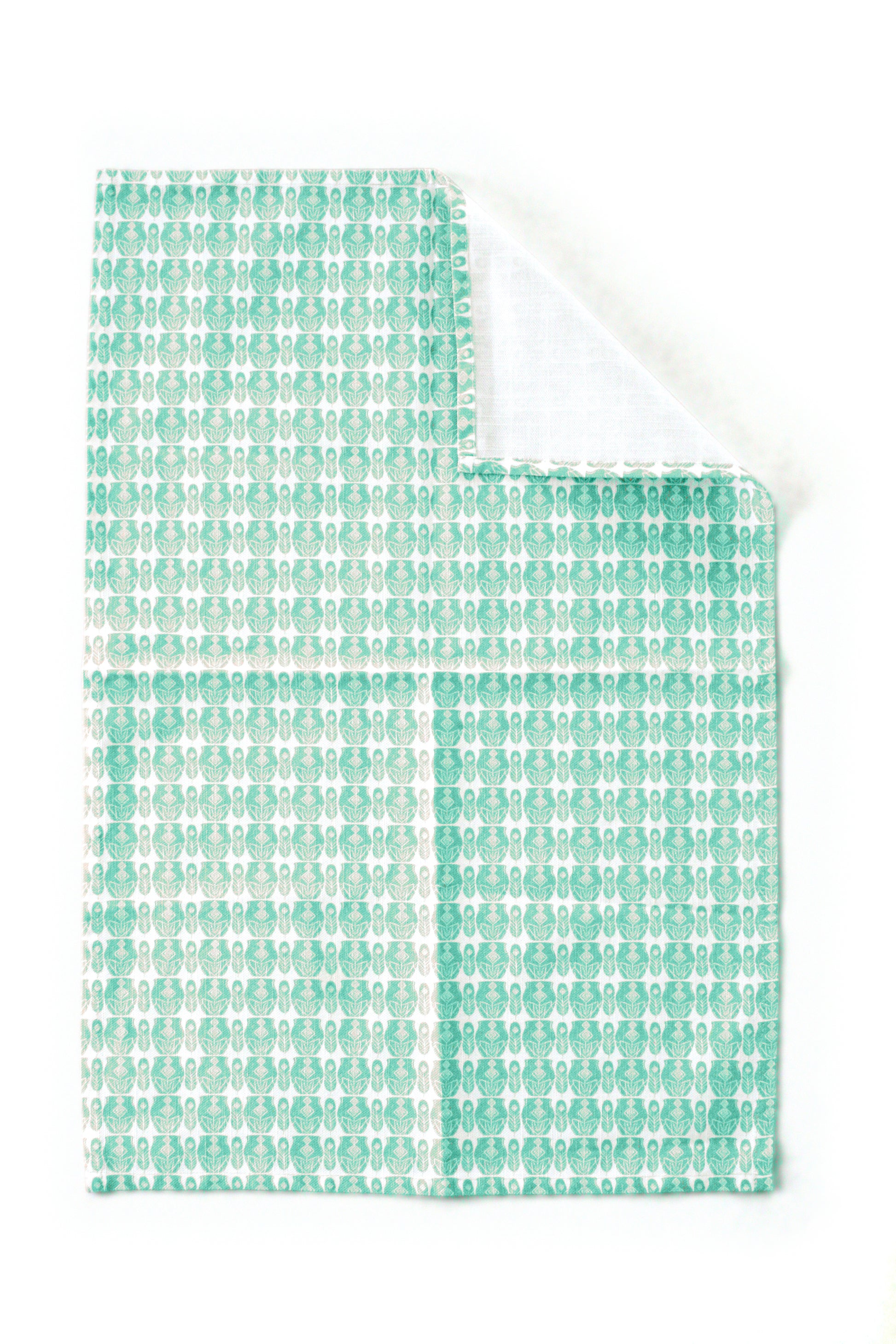 Geometrisk kökshandduk turkos 70×50 - repetitivt turkost och vitt kruk- & fjäder mönster på vit bakgrund, detaljbild