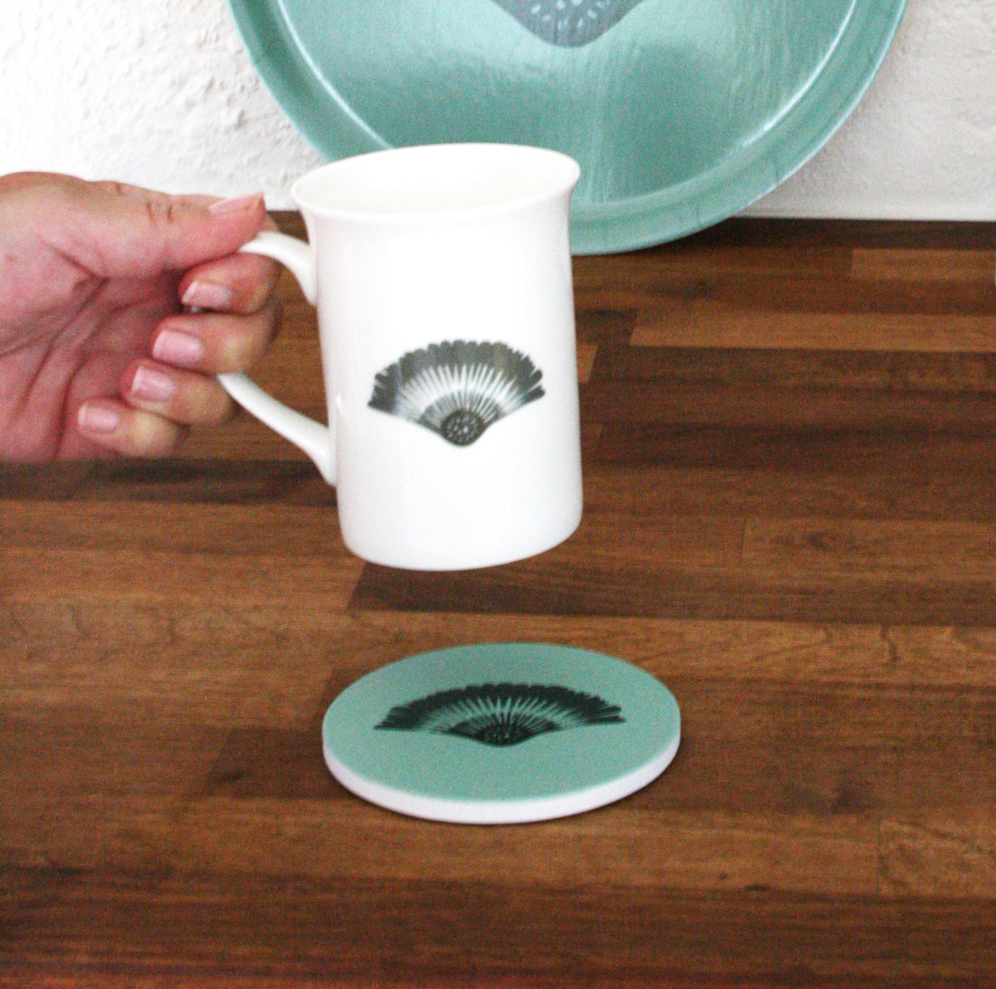 Glasunderlägg Solfjäder Keramik Skogsgrön (4-pack) med Kaffemugg, miljöbild