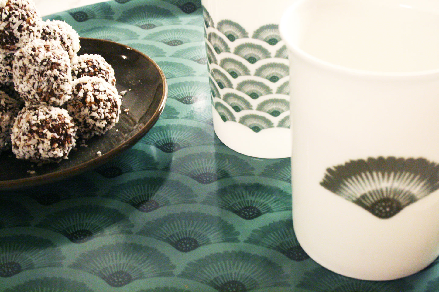 Kaffemugg Solfjäder & Vågor Porslin Salviagrön 30cl, miljöbild