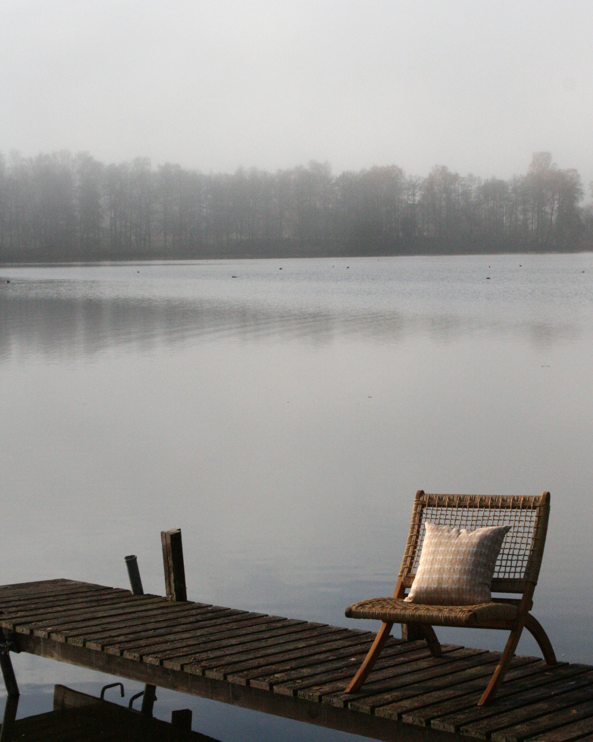 Kuddfodral Rytm Linneblandning Terrakotta Vit Miljöbild; kudde på stol på brygga 40 x 40
