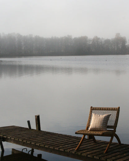 Kuddfodral Rytm Linneblandning Terrakotta Vit Miljöbild; kudde på stol på brygga 40 x 40