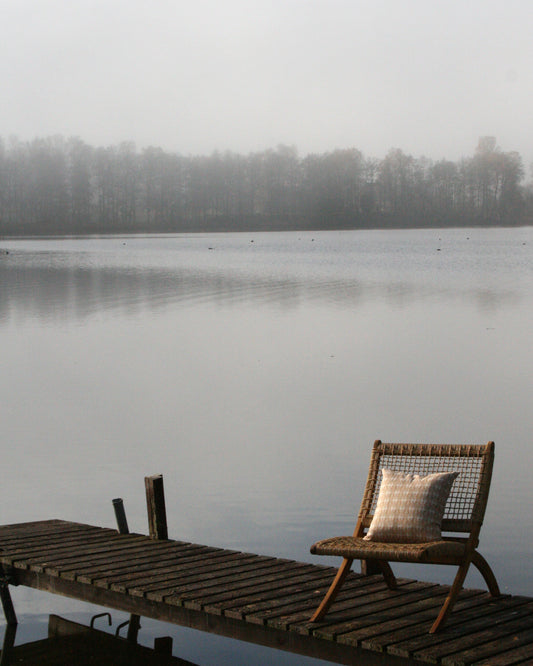 Kuddfodral Rytm Linneblandning Terrakotta Vit Miljöbild; kudde på stol på brygga 40 x 40