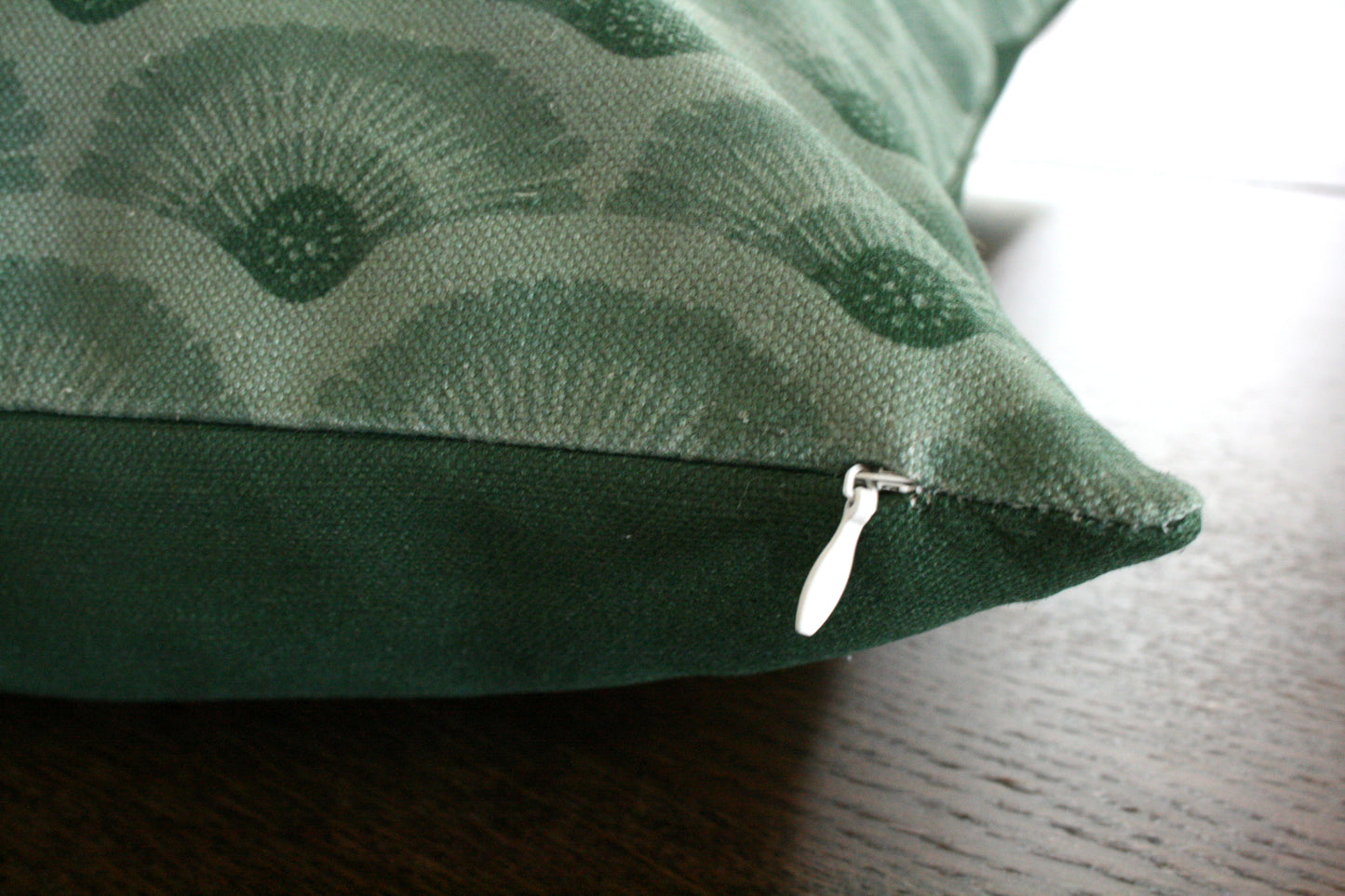 Kuddfodral Vågor Linneblandning Skogsgrön 50 x 50, detaljbild blixtlås