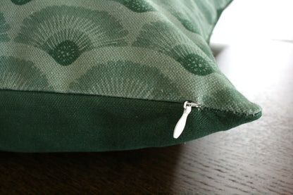 Kuddfodral Vågor Linneblandning Skogsgrön 50 x 50, detaljbild blixtlås