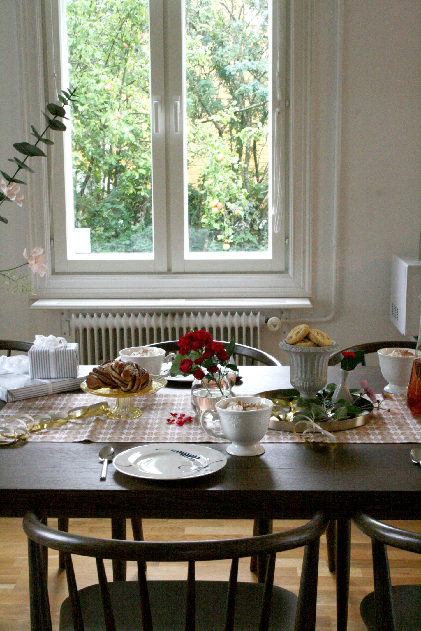 Geometrisk bordslöpare turkos 40×140 - repetitivt turkost och vitt fjäder- och krukmönster på vit bakgrund, miljöbild