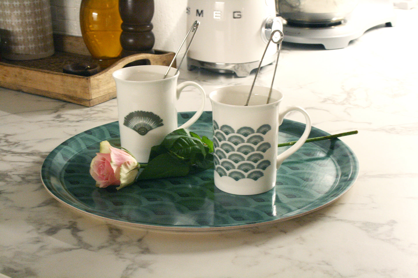 Två muggar på bricka närbild