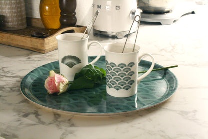 Två muggar på bricka närbild