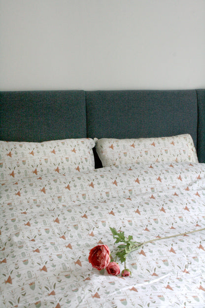 Botaniskt påslakanset satin 210×150 - växter och naturmotiv i salvia-grön och terrakotta på vit botten, miljöbild