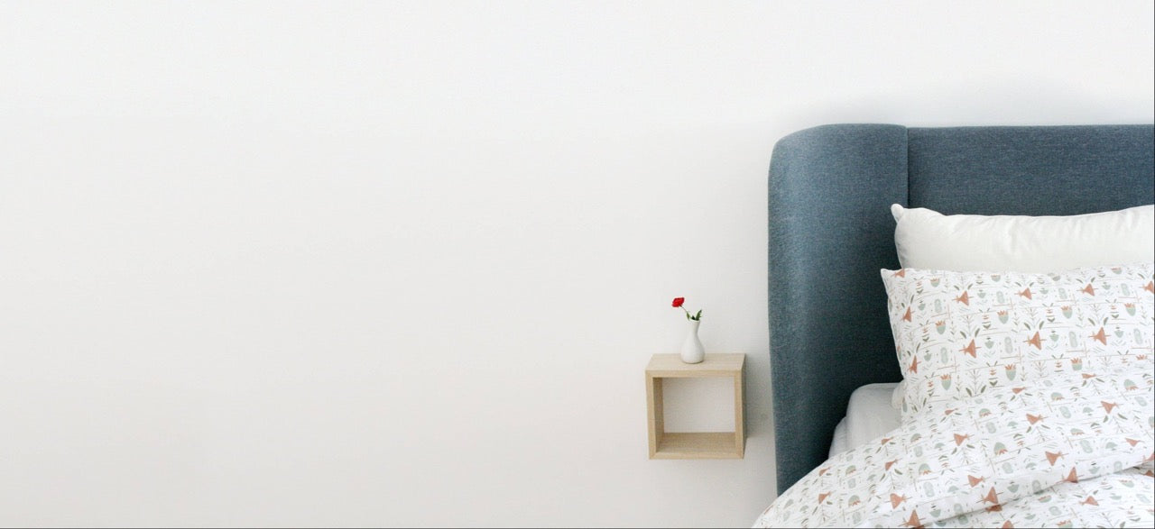 Sängkläder bomullssatin i bäddad säng, vidvinkel, miljöbild