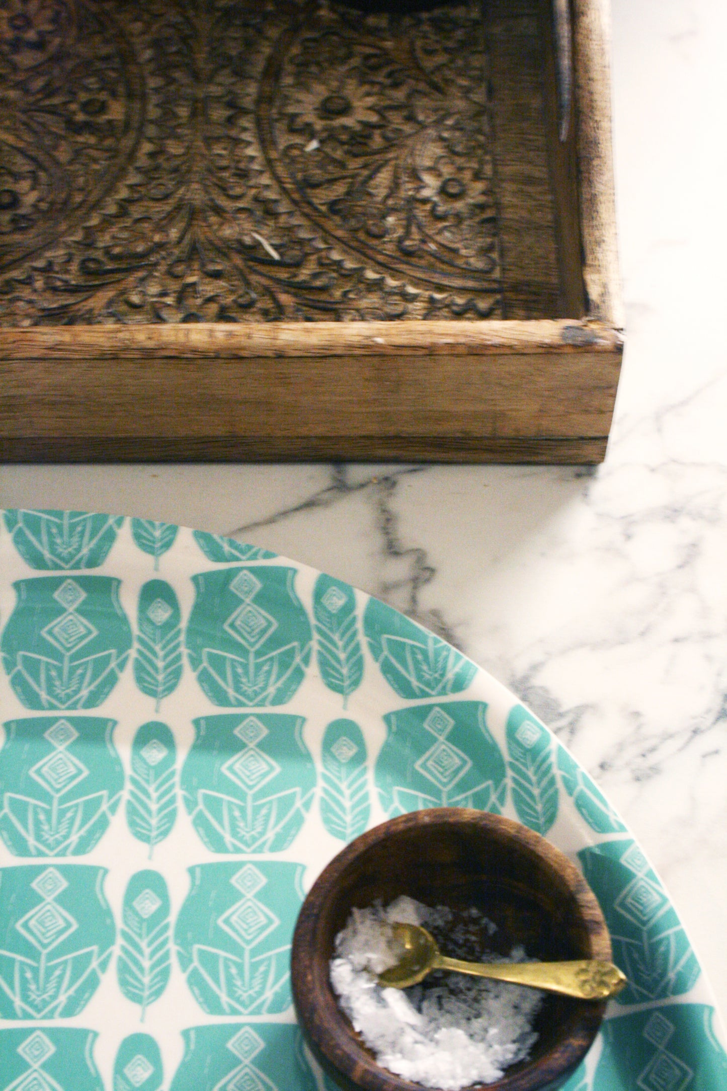 Serveringsbricka_Rytm_Bj_rkfan_r_Turkos_31cm-turkos-nordisk-design_detaljbild