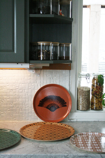 Serveringsbricka Solfjäder Björkfanér Terrakotta 31cm, miljöbild