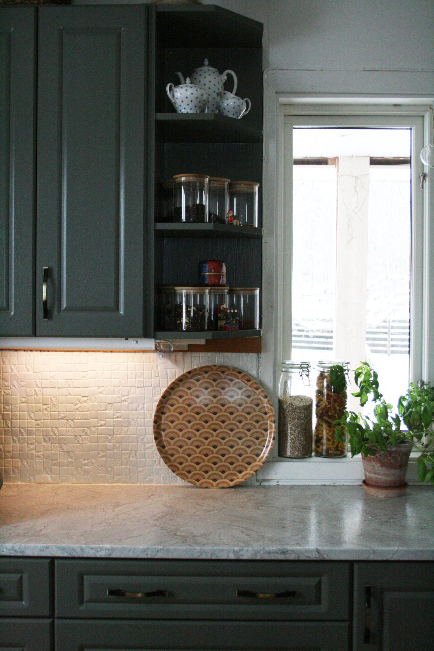 Serveringsbricka Vågor Björkfanér Soft Gold 38cm i grönt kök