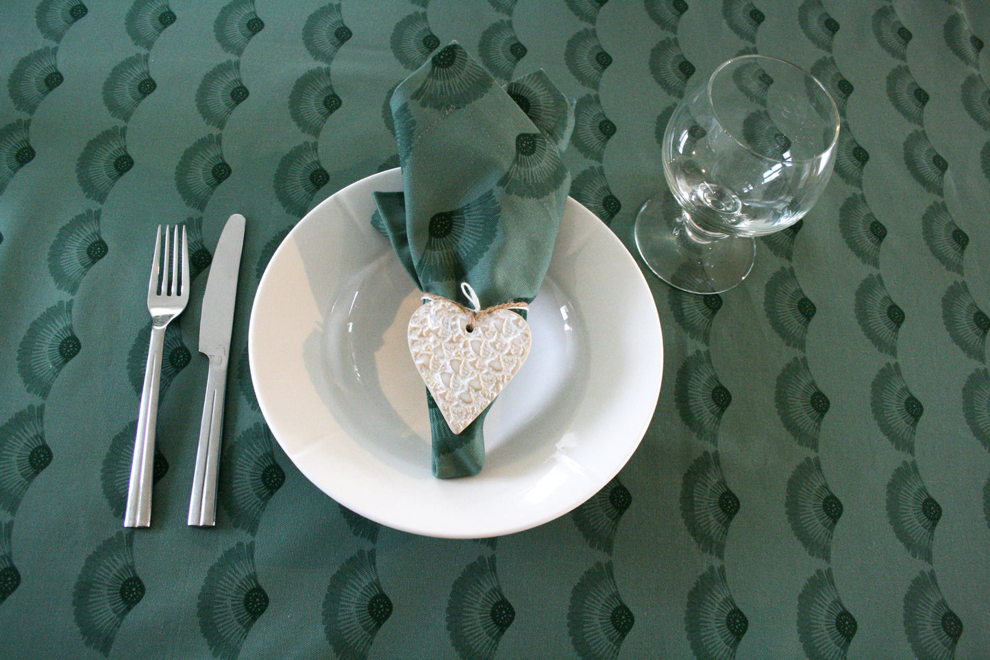 Servetter Solfjäder Bomull Skogsgrön (Set om 2), miljöbild. Duk på dukat bord med tallrik, bestick, glas och servett.