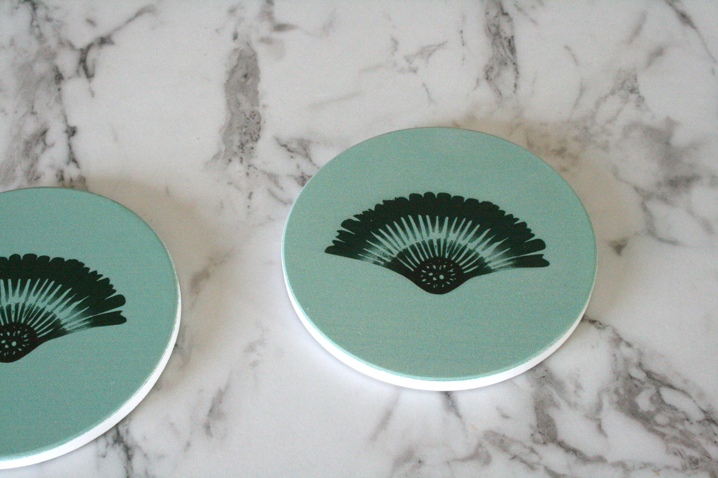 Två stycken Solfjäder underlägg närbild