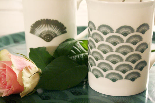 Två muggar på en serveringsbricka