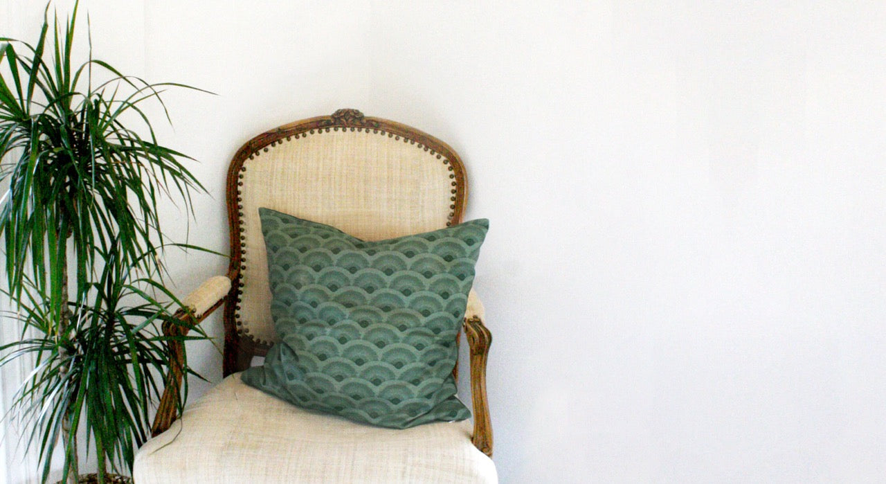 Vågor soffkudde i stol, miljöbild